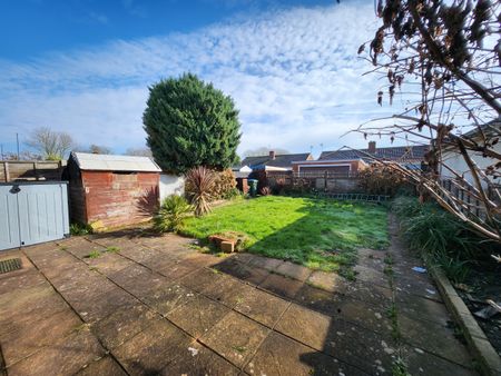 2 bedroom detached bungalow to rent - Photo 2