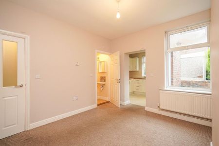 2 bedroom end of terrace house to rent - Photo 4