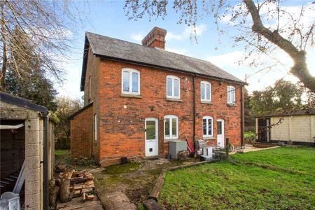 A three bedroom cottage with views of the surrounding countryside. - Photo 2