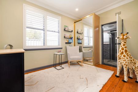 Superbly Renovated Family Home in a Desirable Cul-de-sac Pocket - Photo 4