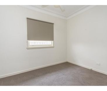 Four bedroom house with ducted air conditioning - Photo 5