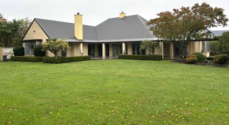 Large Executive Home - Photo 3