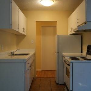 Charming 2 Bedroom, 1 Bath Unit for Rent (Swiftsure Apartments) - Photo 2