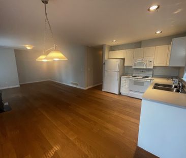 Bright and Spacious 2 Bedrooms - Ground Level Suite - Photo 5