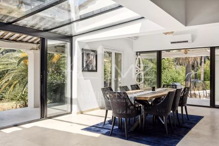 Mougins - Villa rénovée avec vue sur le vieux village de Mougins - 4 chambres - Photo 4