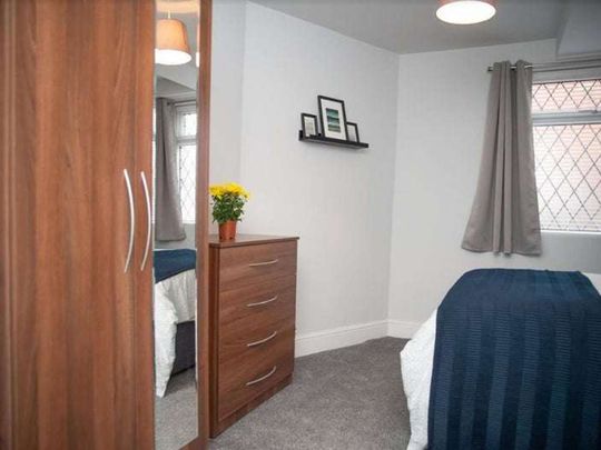 6 Bedroom all En-suite Shared House on the outskirts of the Town Centre Room 2 - Photo 1