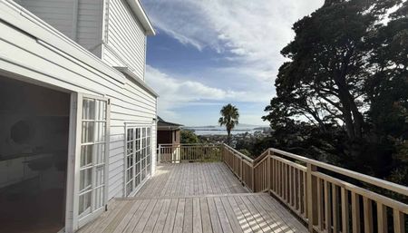 Spacious two-bedroom unit in Remuera with great view - Photo 4