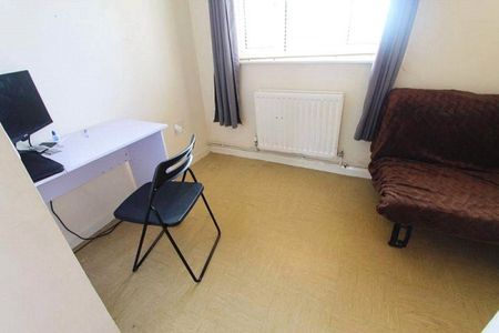 Audley Court, UB5, Northolt - Photo 2