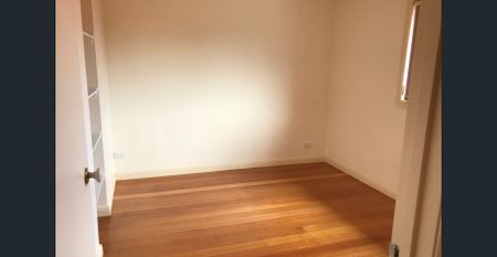 LARGE FAMILY TOWNHOUSE - Photo 2