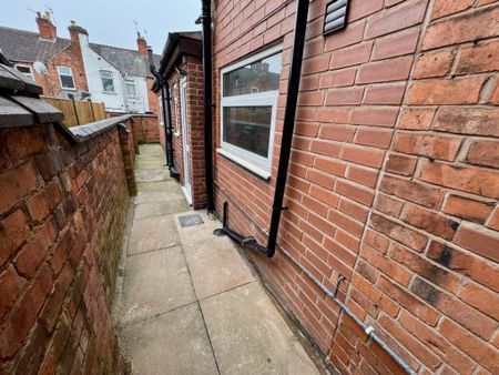 4 bedroom terraced house to rent - Photo 5