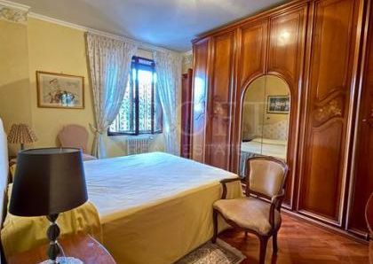 Monteverde Vecchio-Terrace: Furnished 2 Bedroom, 2 Bath, spacious kitchen, living, large private terrace and garden. Bright, silent, near shops, services and transport, located on a quite street in a well kept building. Possible parking. Ref 2375