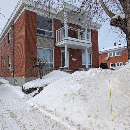 Spacieux 6 et demi climatisé au bas d’un duplex avec cour privée et près de tous les services - Photo 3