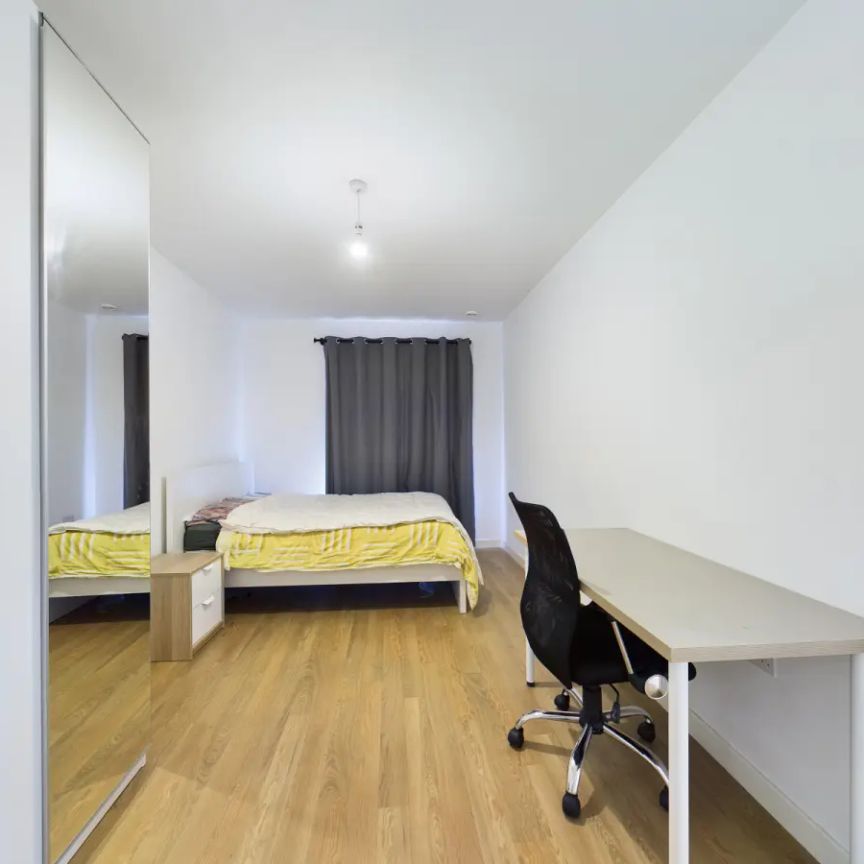 2 bedroom flat in Naomi Street - Photo 1