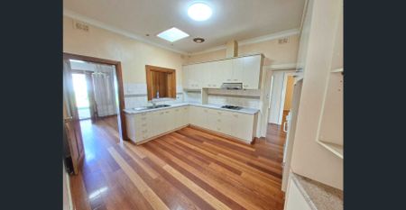 ✨ Spacious, Convenient & Modern Living ✨ - Photo 5