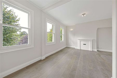 Two bedroom splits level apartment refurbished throughout. - Photo 3