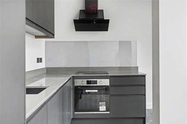 Bullsmoor Lane, Enfield, EN3 - Photo 1