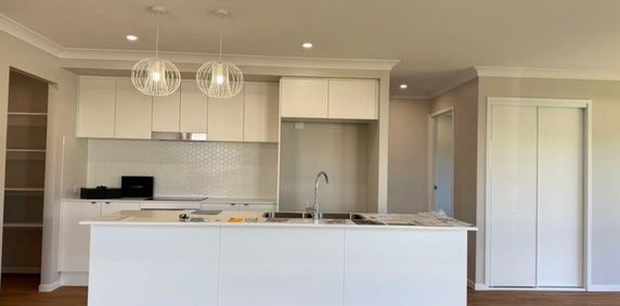 Brand New Lovely and comfortable Family Home - Photo 2