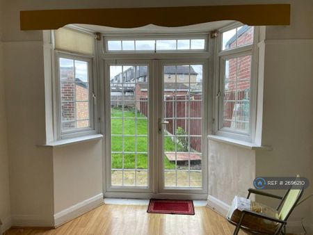 3 bedroom semi-detached house to rent - Photo 2