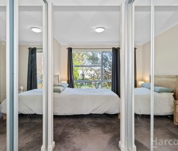 Well Presented Home overlooking park - Photo 5