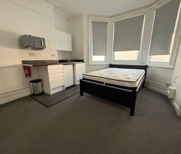 1 bed Flat To Let - Photo 2