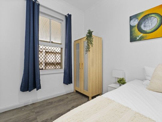 Redfern - Photo 1