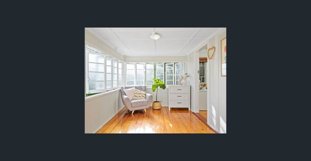 Charming Queensland Cottage – Perfect for Professionals or Small Families! - Photo 1