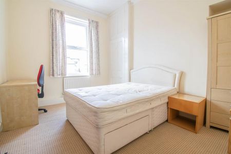 4 bedroom terraced house to rent - Photo 4