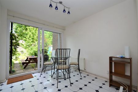 Terraced House to rent - Vaughan Williams Close, London, SE8 - Photo 2