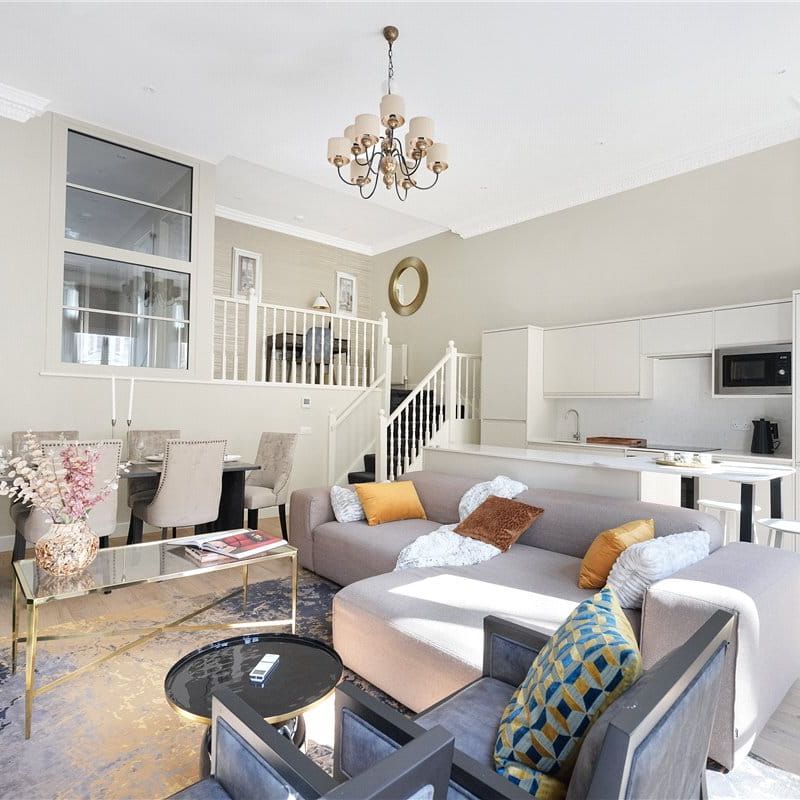 An exceptional and immaculate four bedroom splitlevel duplex situated on the favoured first and upper ground floors. It is full of period features such as the double height ceilings. Minimum Tenancy Length: 12 months EPC rating: C | Council Tax Band H - Photo 1