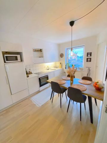 Lys 2-værelses lejlighed med skøn beliggenhed i byen - Photo 3