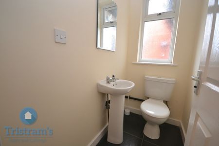 3 bed Flat for Rent - Photo 3