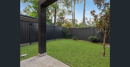 Splendid contemporary townhome in esteemed address - Photo 3