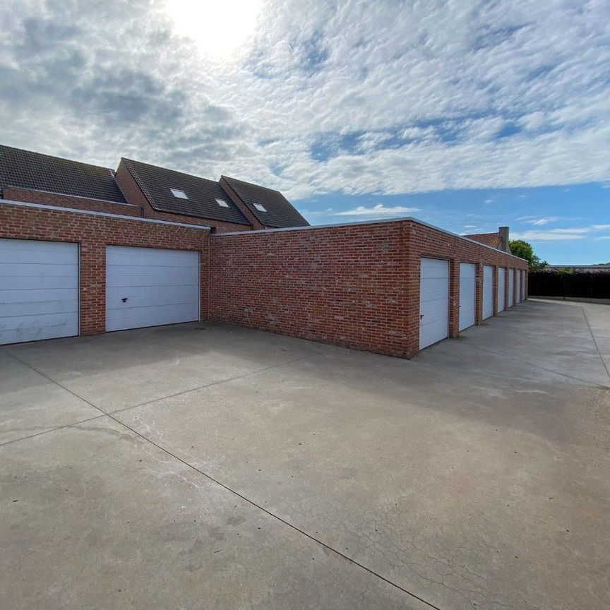 Rijwoning met 3 slaapkamers, garage en tuintje. - Photo 1