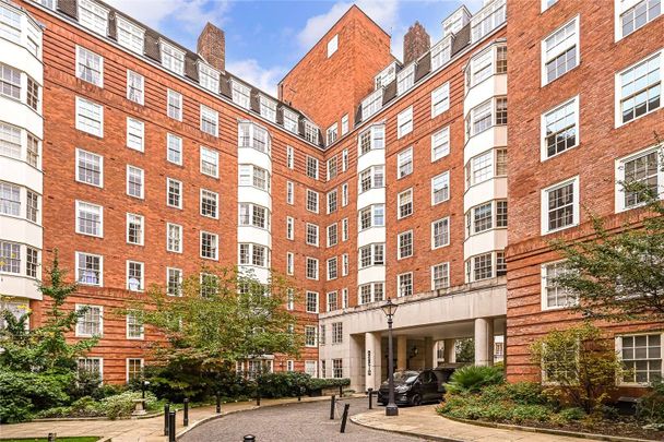 A modern and bright one-bedroom apartment benefitting from wooden floors throughout, concierge and lift access in Cranmer Court SW3. - Photo 1