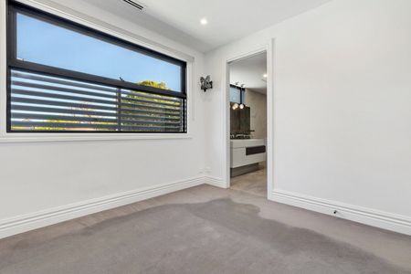 LIGHT & LUXURIOUS APARTMENT ON THE GOLDEN MILE - Photo 2