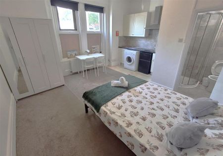 1 bedroom in a house share to rent - Photo 3