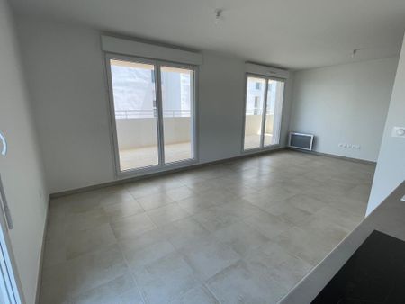 Location Appartement 4 pièces 84m² AGDE 34300 - Photo 2