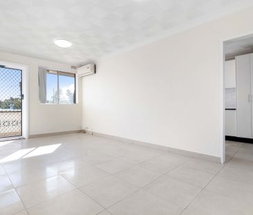 Modern Two Bedroom Apartment, Moments To The Shops, Transport And S... - Photo 2