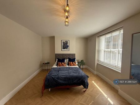 3 bedroom flat to rent - Photo 5
