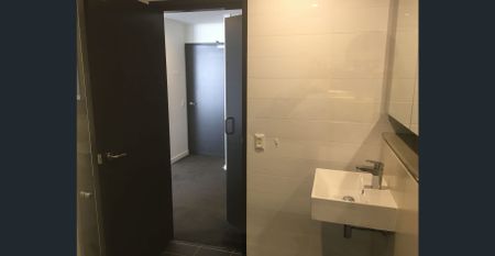 ONLY $665/w ! North Aspect Modern 1 Bed Apartment! In the Heart of Wentworth Point! Mins Walk to the water side! - Photo 3