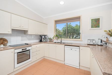 Spacious Four Bedroom Family Home - Photo 3