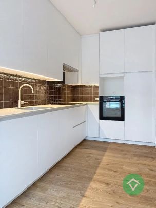 Volledig gerenoveerd appartement met 3 slaapkamers en garage in centrum Torhout - Foto 1