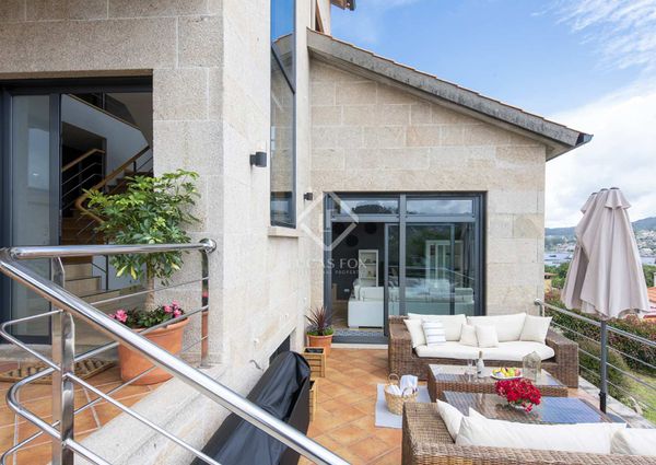 Excellent furnished villa with stunning views of the estuary for rental in O Hio- Aldan, Pontevedra