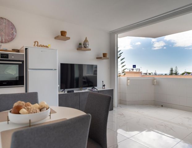 Beautiful, modern corner apartment in top floor - Photo 1