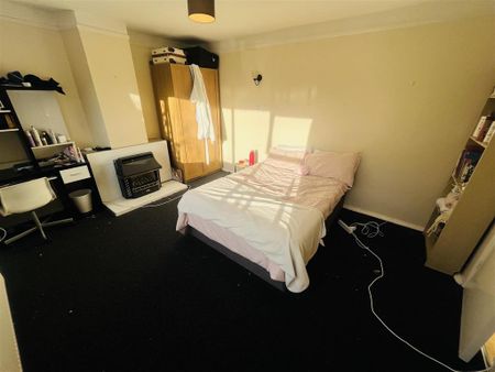 4 bedroom semi-detached house to rent - Photo 3