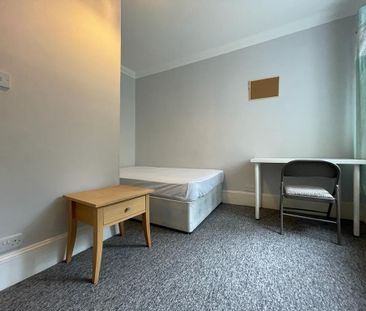 4 bedroom semi-detached house to rent - Photo 2