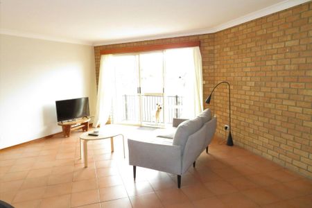 SPACIOUS FOUR BEDROOM HOME, CLOSE TO THE CBD! - Photo 3