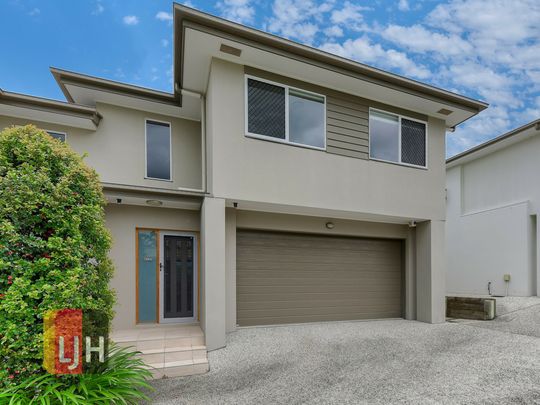 SPACIOUS & MODERN TOWNHOUSE WITH DUCTED AIR + MORE!! - Photo 1