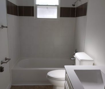 For Lease - 17 Gunn Street Unit# main floor, Barrie, Ontario - Photo 1