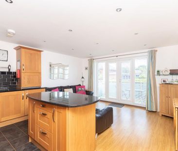 2 bedroom ground floor flat to rent - Photo 2